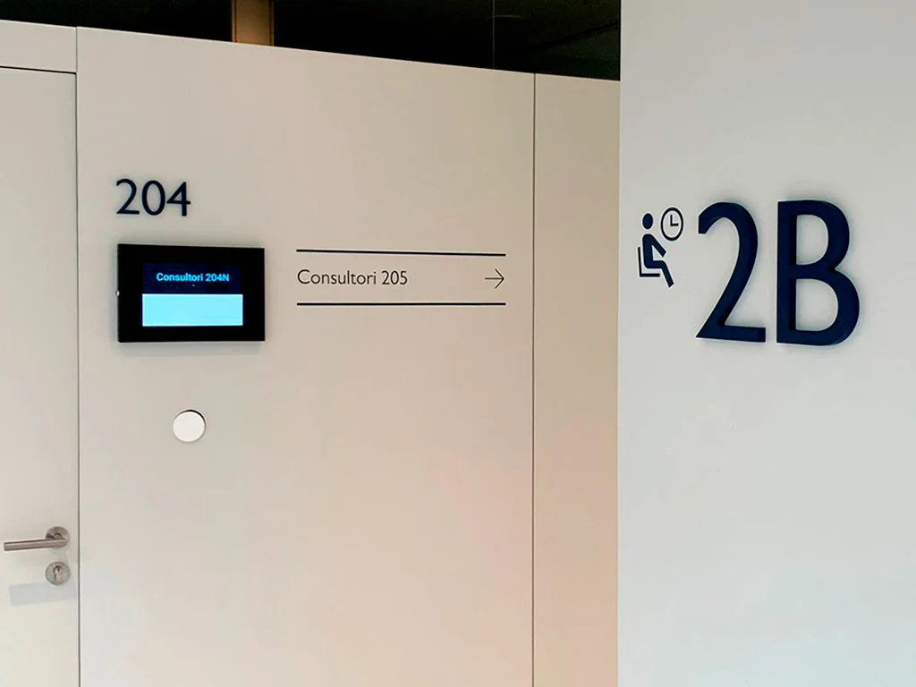 Detall de la senyalització interior de numeració i informació de les consultes a Clínica Diagonal projecte ESSA PUNT