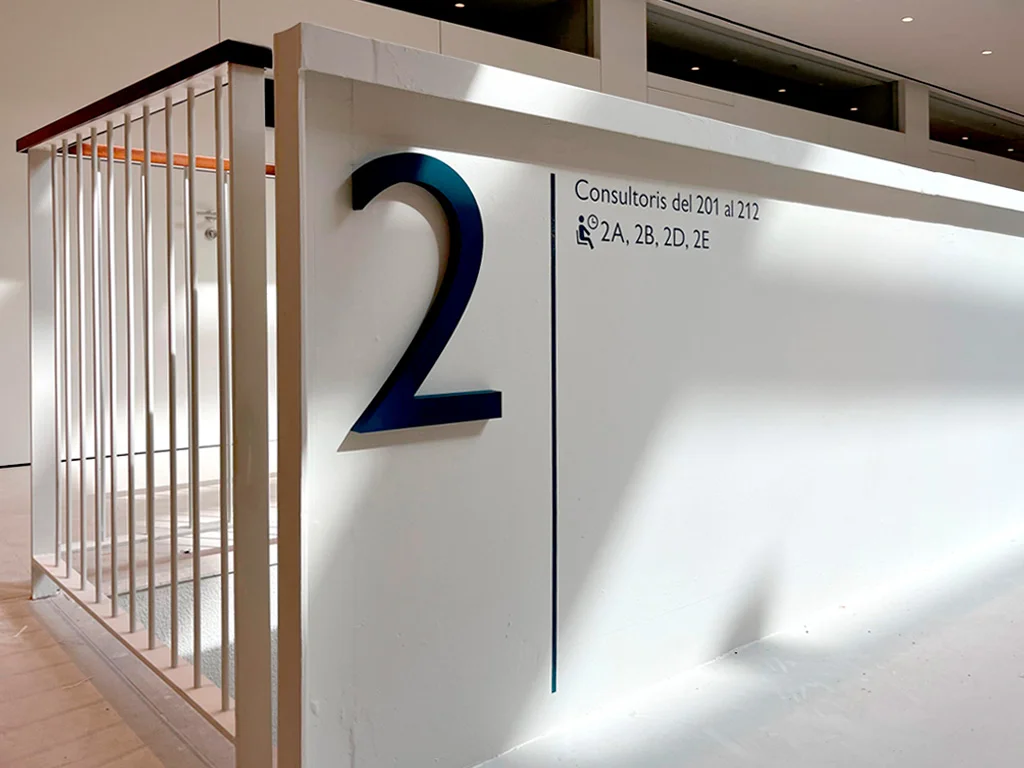 Senyalització interior de replà a Clínica Diagonal projecte ESSA PUNT