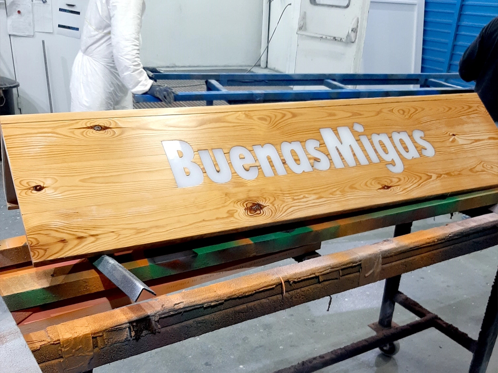 Proceso de barnizado de la mesa luminosa identidad corporativa Buenas Migas proyecto ESSA PUNT