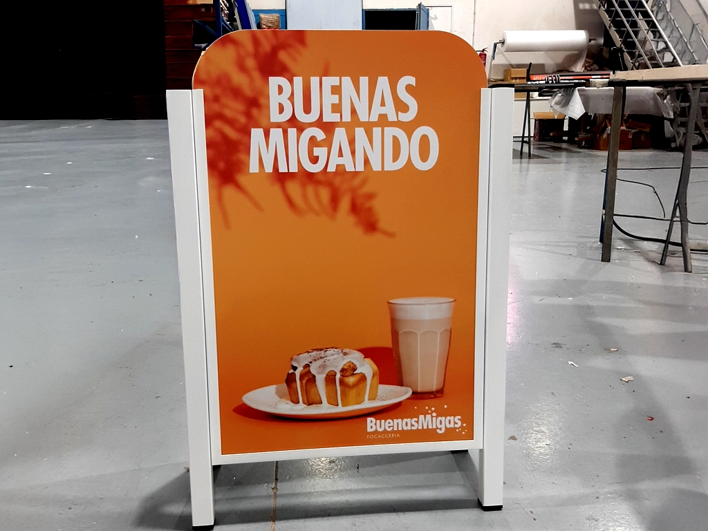 Caballete publicitario promociones de Buenas Migas proyecto ESSA PUNT