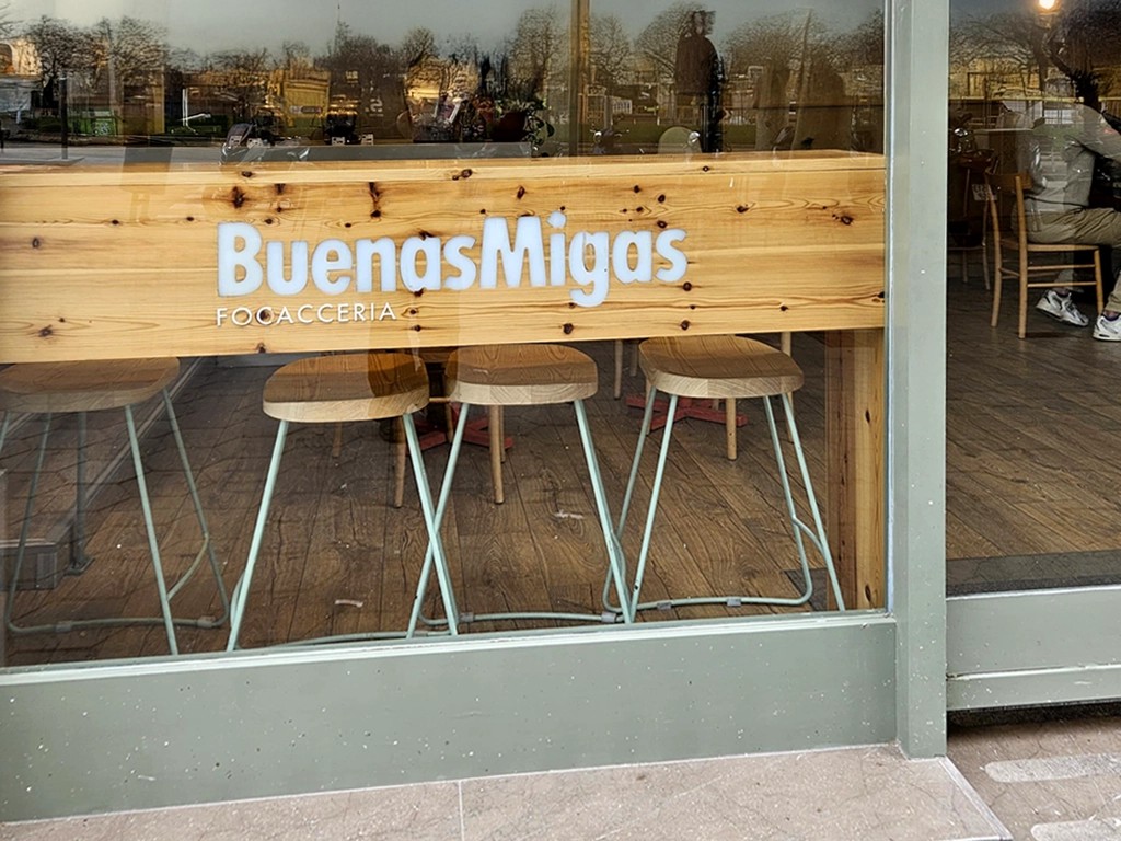 Mesa de madera con la identidad corporativa Buenas Migas proyecto ESSA PUNT