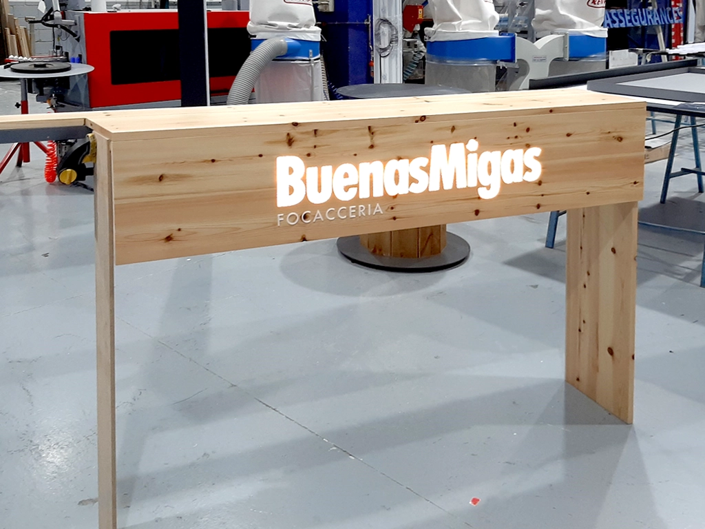 Prueba de calidad de la iluminación de la mesa con identidad corporativa Buenas Migas proyecto ESSA PUNT
