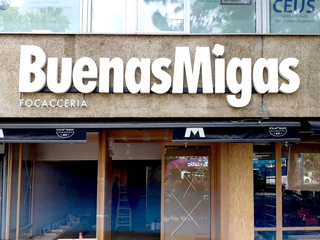 Rotulación exterior letras corpóreas en la fachada de uno de los locales Buenas Migas proyecto ESSA PUNT