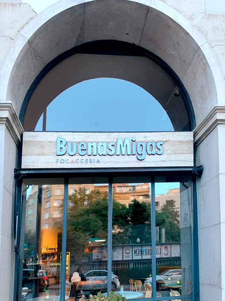 Señalización exterior de Clínica Diagonal en Barcelona con letras corpóreas en fachada