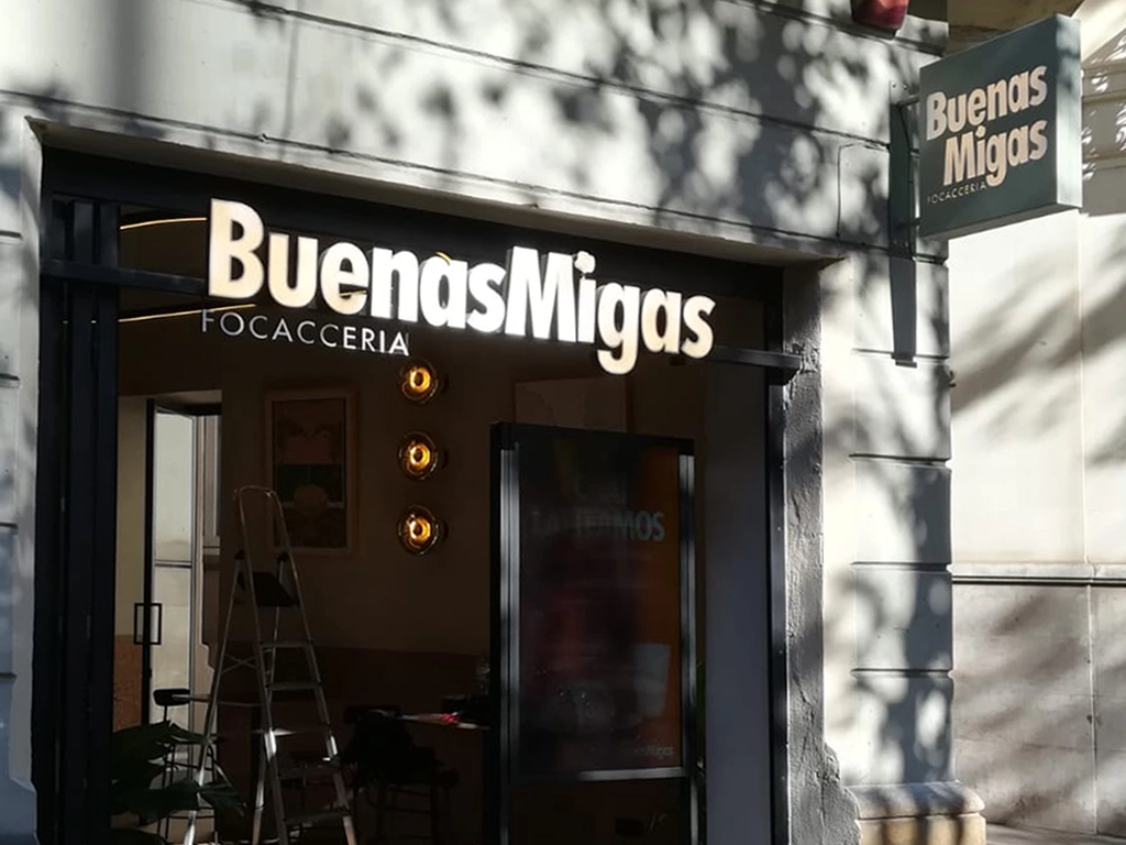 Señalización interior numeración de consultas en Clínica Diagonal con placas identificativas en pasillo