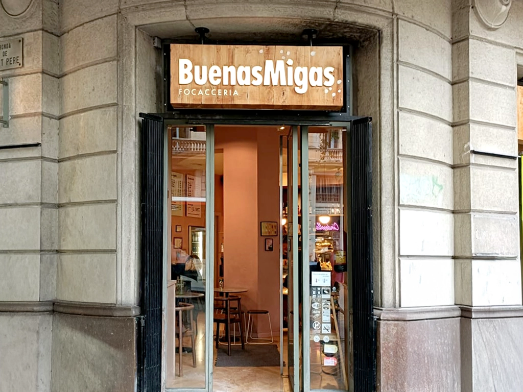 Rotulación exterior rótulo luminoso, letras en metacrilato opal y base de madera Buenas Migas proyecto ESSA PUNT