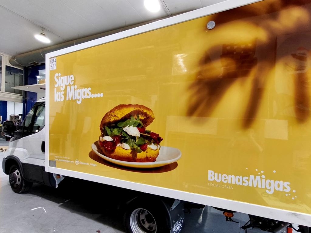 Camión vinilado con campaña Buenas Migas proyecto ESSA PUNT