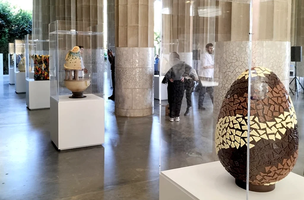 Vitrinas expositivas a medida para la exposición de Pascua inspirada en Gaudí en Barcelona