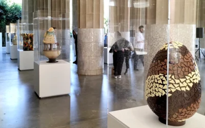 Vitrinas expositivas a medida para la exposición de Pascua inspirada en Gaudí en Barcelona