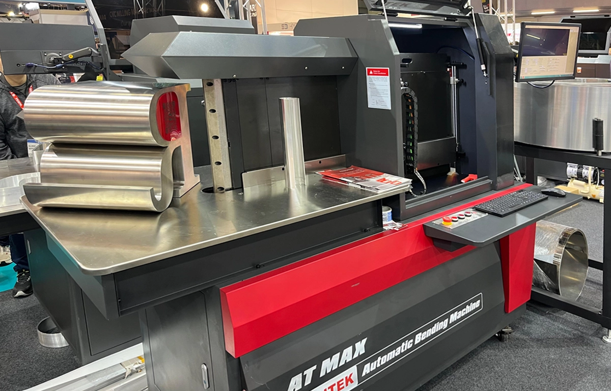 Máquina rápida fabricación letra corpórea señalética FESPA 2026
