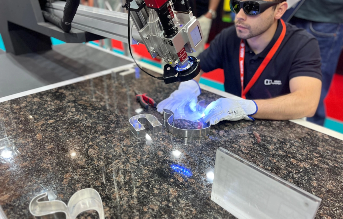 Operario máquina letra corpórea señalética FESPA 2026