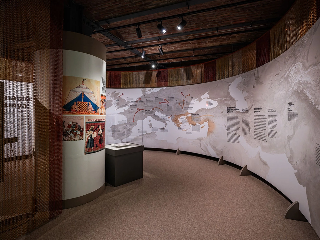 Columna circular con gráfica aplicada sobre vinilo en la exposición El Pueblo Gitano Museu Història Catalunya proyecto ESSA PUNT