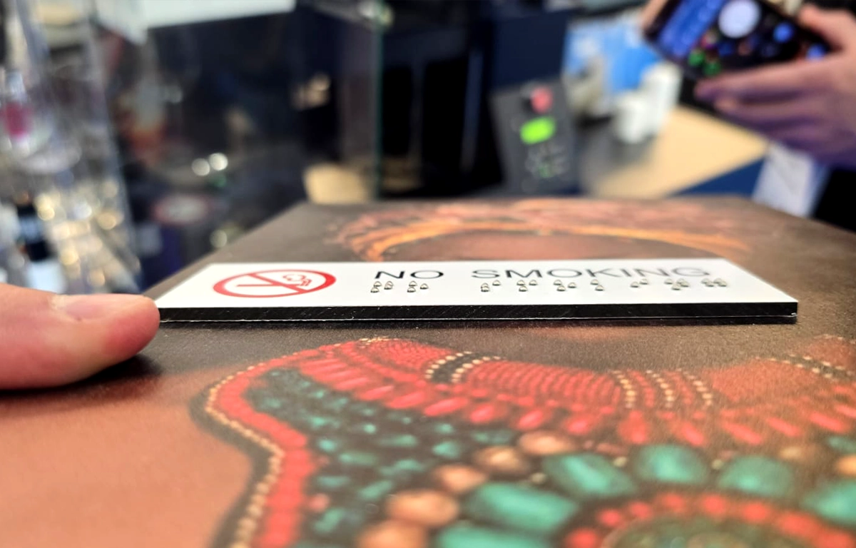 Placa de señalética con braille en relieve e impresión digital en FESPA 2026
