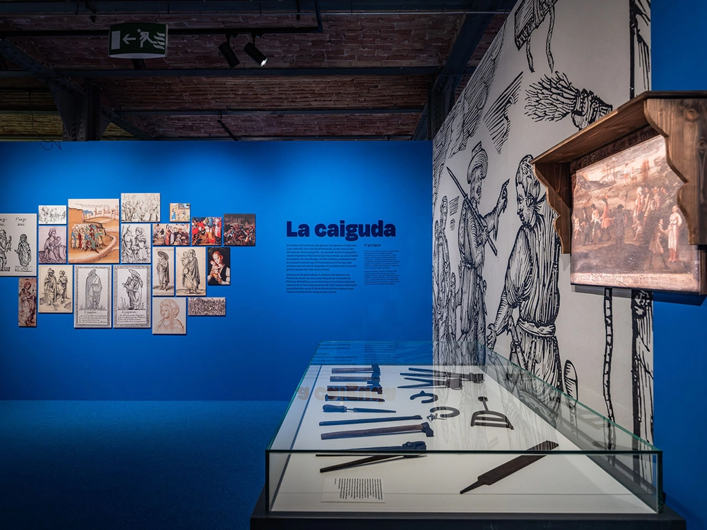 Vitrinas a medida con instrumentos en la exposición del Pueblo Gitano Museu Història Catalunya