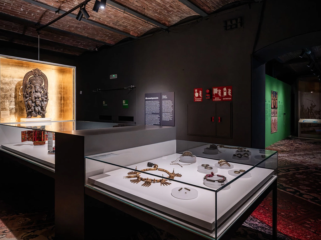 Vitrina expositiva con joyas en la exposición del Pueblo Gitano Museu Història Catalunya