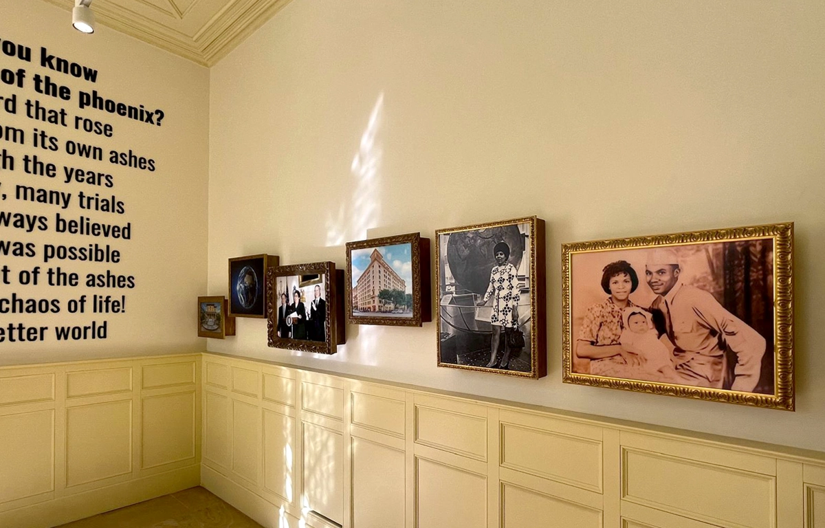 Cajas marco con fotografías y mensaje Ruth Davis en el Consulado EE.UU. de Barcelona proyecto ESSA PUNT