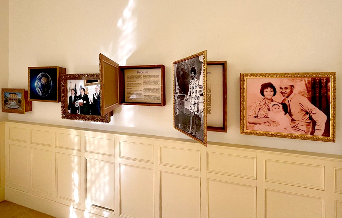 Vista conjunto de las cajas marco con fotografías y fragmentos de la historia de Ruth Davis en el Consulado EE.UU. de Barcelona proyecto ESSA PUNT