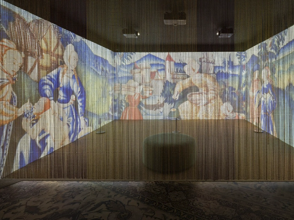 Áreas de la exposición con cortinas, uno de los elemento de ambientación en la exposición del Pueblo Gitano Museu Història Catalunya