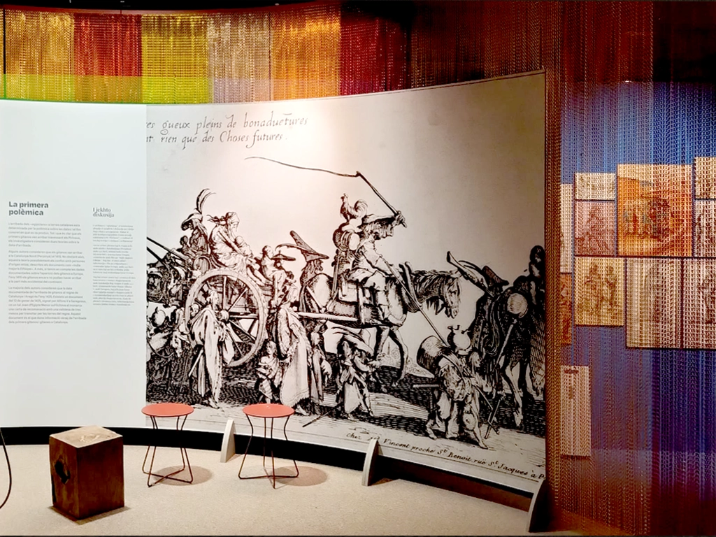 Detalle de la gráfica aplicada al vinilo sobre panel curvado y cortinas en la exposición del Pueblo Gitano Museu Història Catalunya