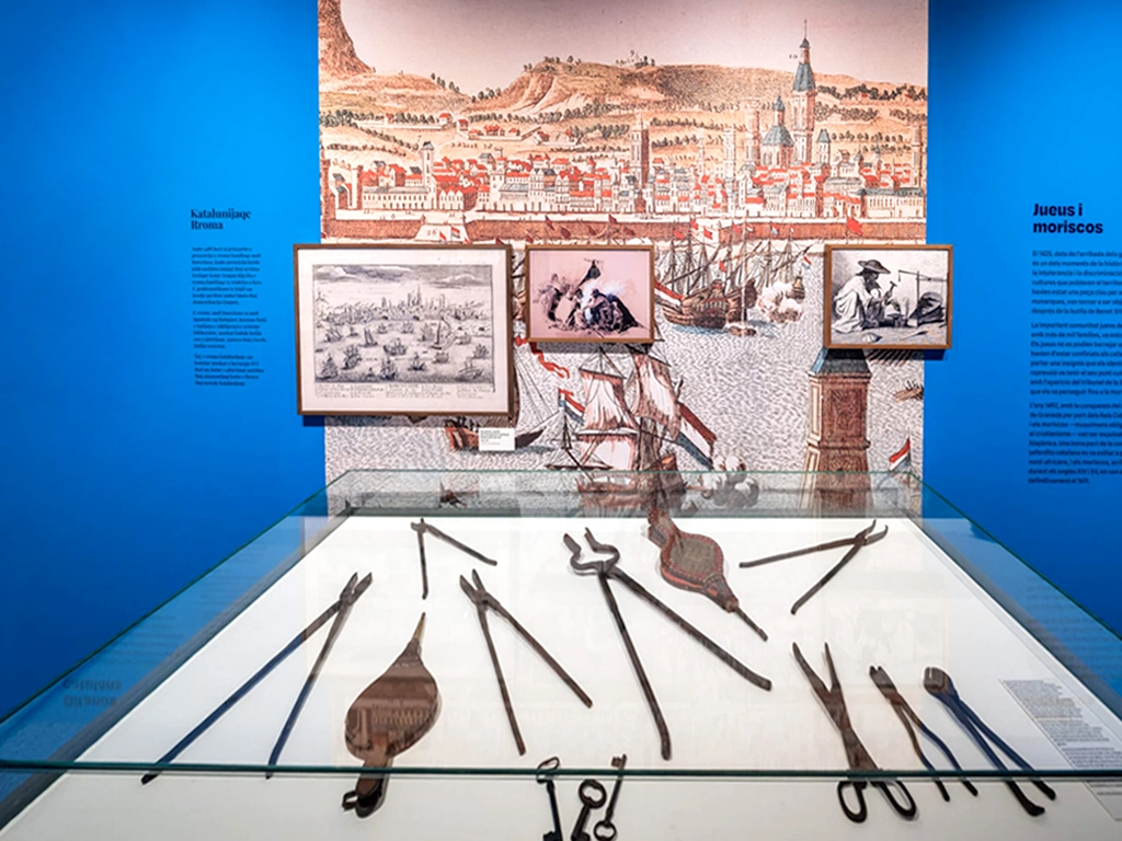 Vista frontal de la vitrina a medida con instrumentos en la exposición del Pueblo Gitano Museu Història Catalunya