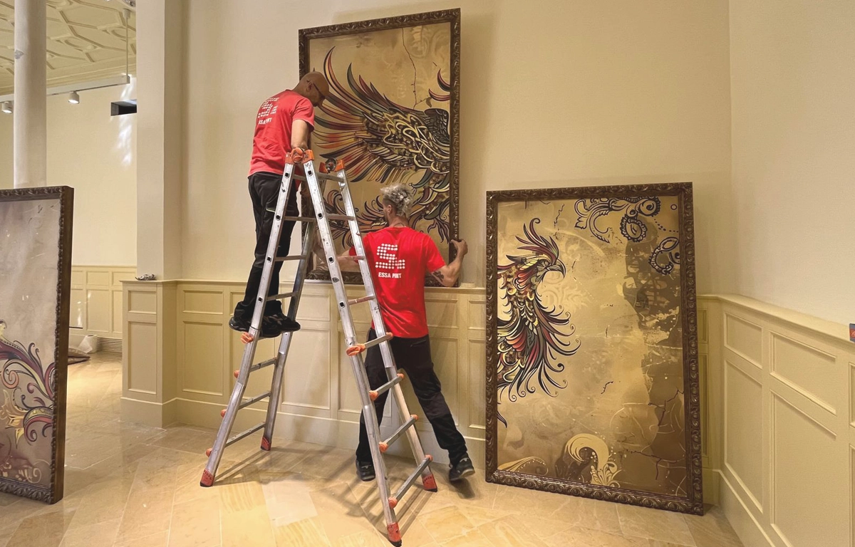 Proceso montaje gran mural "Fénix" de la exposición a Ruth Davis Consulado EE.UU. de Barcelona proyecto ESSA PUNT