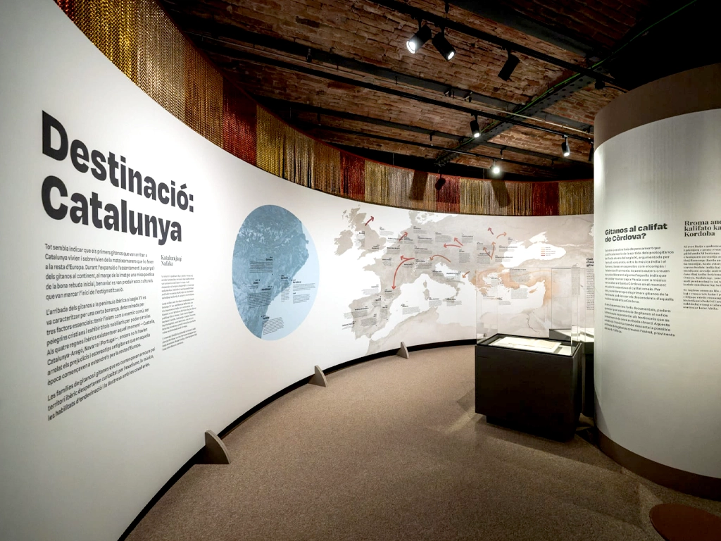 Paneles expositivos semicirculares con gráfica aplicada sobre vinilo en la exposición del Pueblo Gitano Museu Història Catalunya