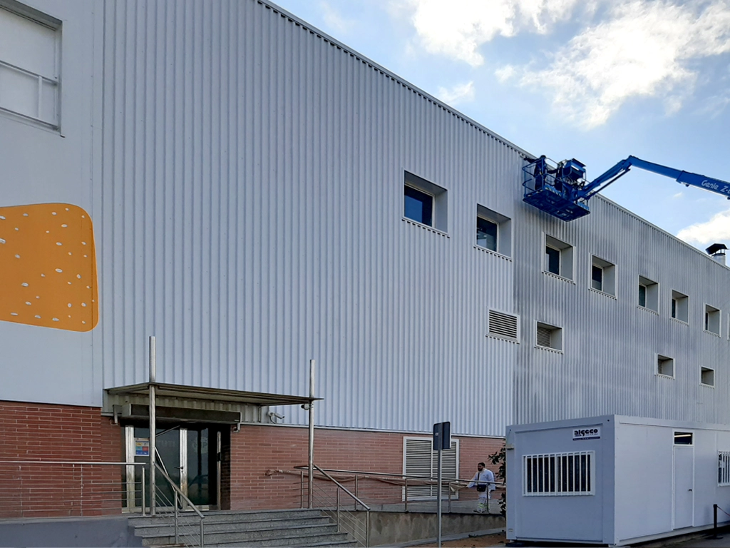 Procés de pintat del fons de façana exterior TUTICHIP projecte ESSA PUNT