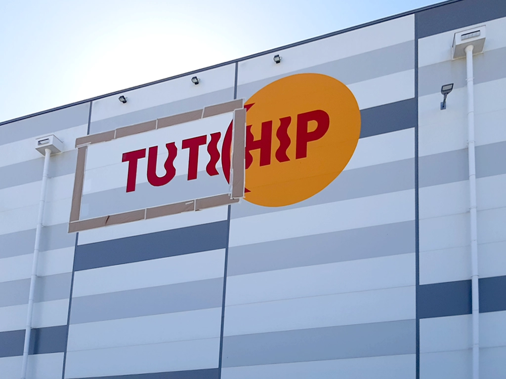 Procés de pintat del rètol exterior de TUTICHIP projecte ESSA PUNT