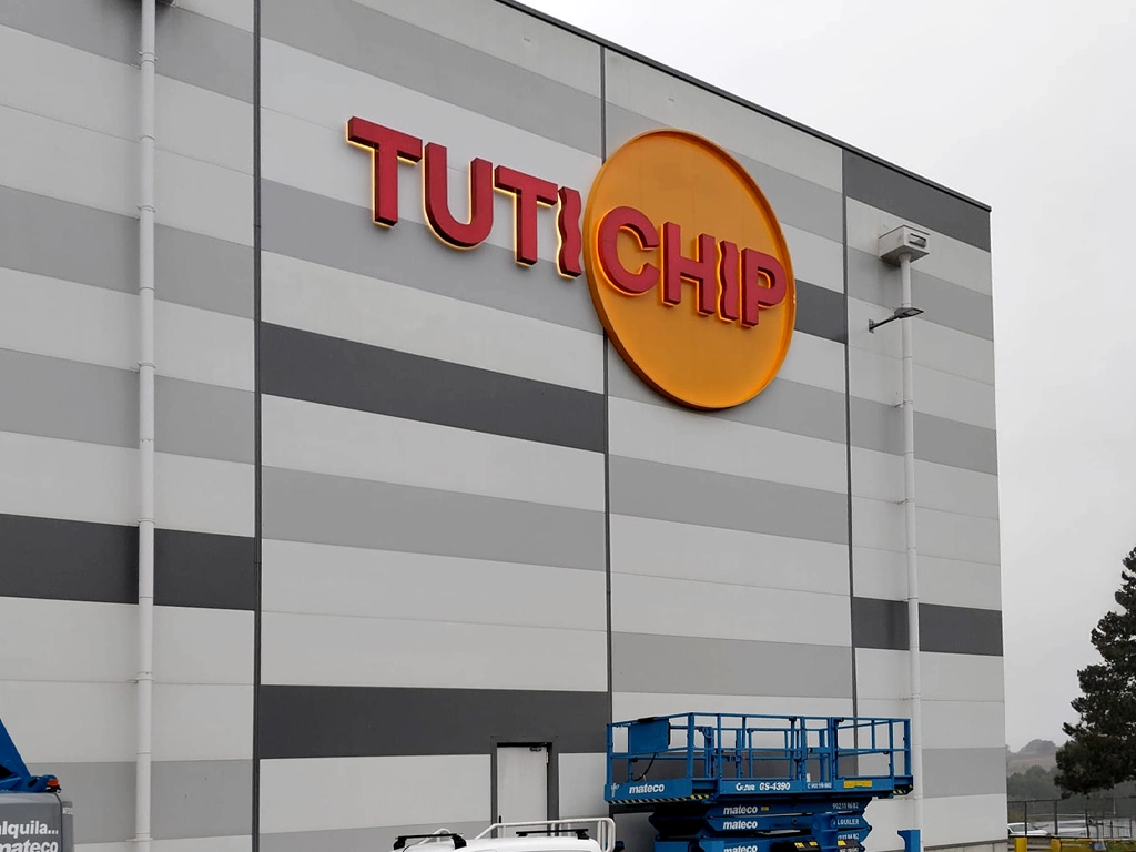 Rètol corpori lluminós exterior de gran format TUTICHIP projecte ESSA PUNT