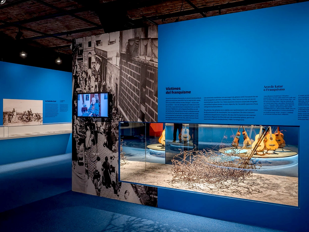 Vitrina expositora flores y velas en la exposición del Pueblo Gitano Museu Història Catalunya