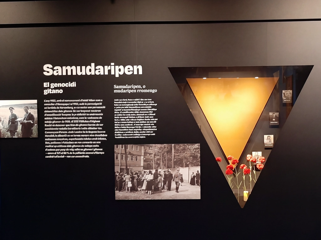 Vitrina expositiva claveles y velas en la exposición del Pueblo Gitano Museu Història Catalunya