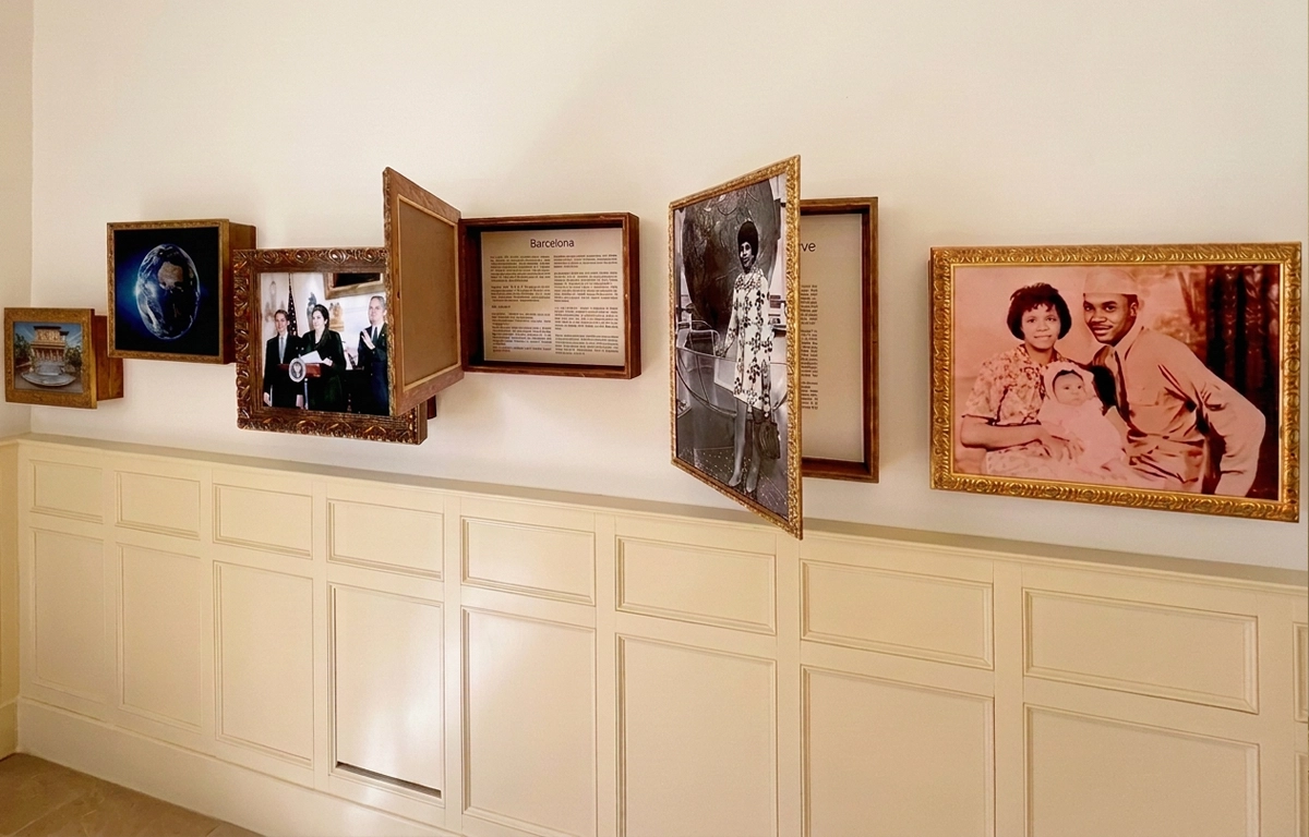 Vista conjunto de las cajas marco con fotografías y fragmentos de la historia de Ruth Davis en el Consulado EE.UU. de Barcelona proyecto ESSA PUNT