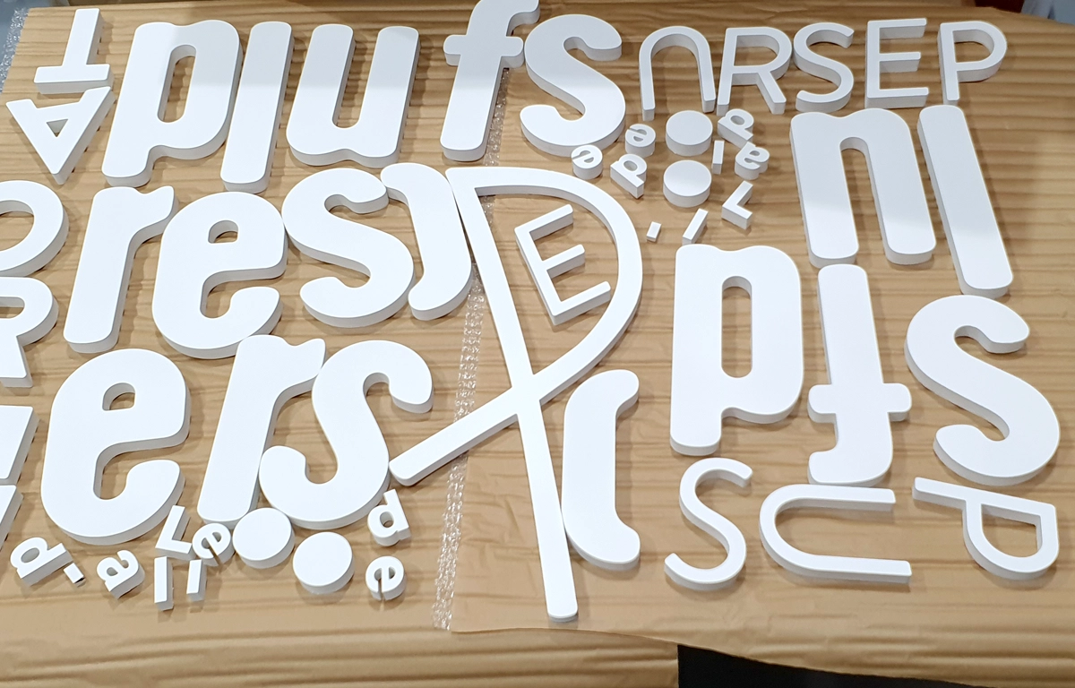 Fabricación de las letras corpóreas fresadas en color blanco supermercado PlusFresc