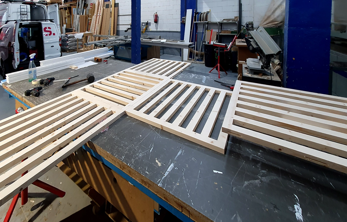 Fabricación de módulos listones de madera techo decorativo supermercado PlusFresc proyecto ESSA PUNT