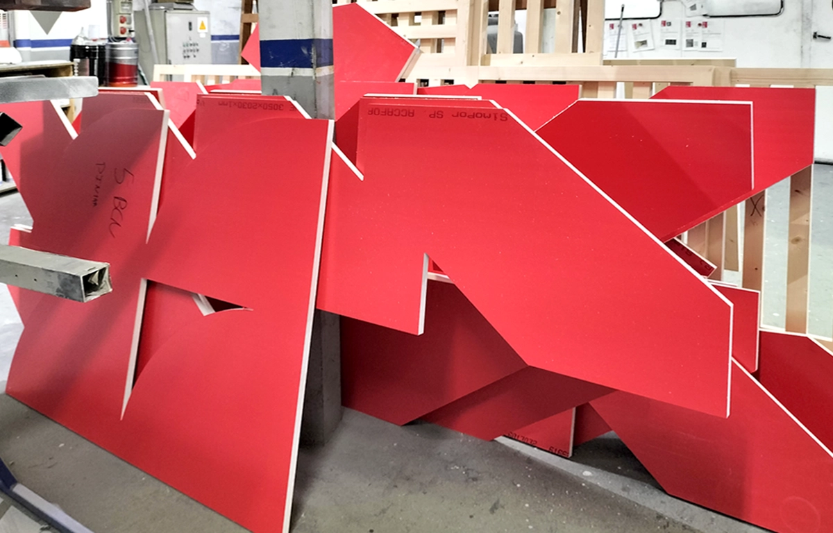Fabricación de módulos color rojo techo decorativo supermercado PlusFresc proyecto ESSA PUNT