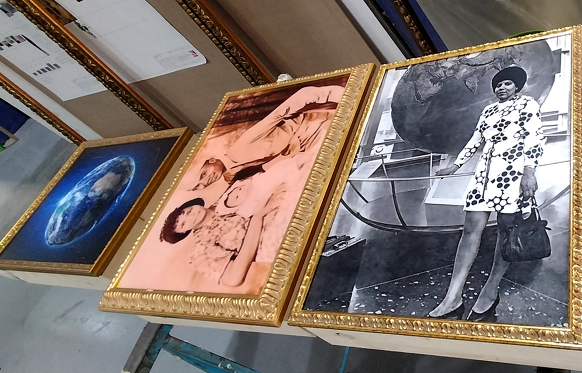 Muestra composición cajas con marco y mensaje de la exposición a Ruth Davis Consulado EE.UU. de Barcelona proyecto ESSA PUNT