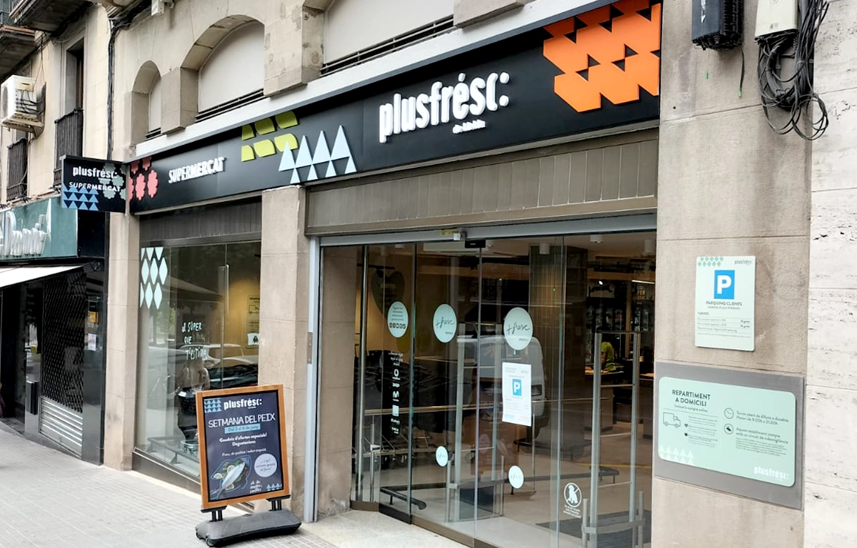 Vista rótulo luminoso exterior identidad corporativa supermercado PlusFresc
