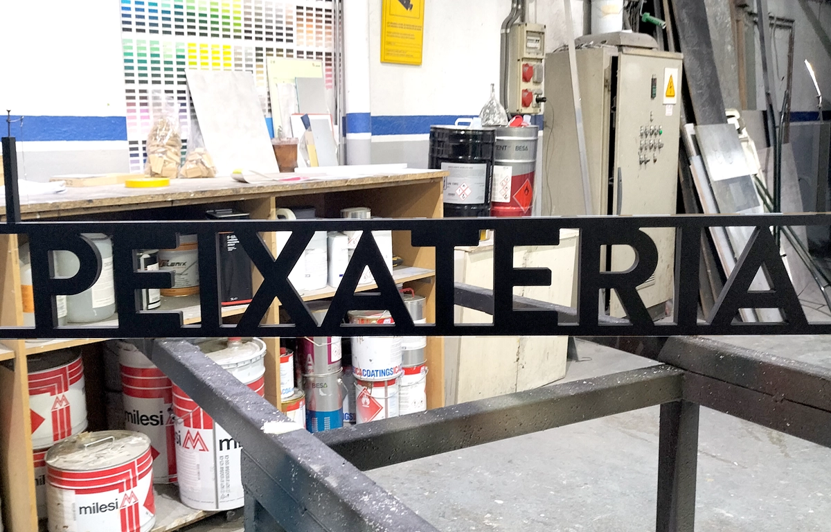 Fabricación del rótulo de "PEIXETERIA" área de pintura supermercado PlusFresc proyecto ESSA PUNT