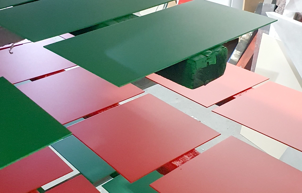 Secado placas rojas y verdes área de pintura supermercado PlusFresc proyecto ESSA PUNT