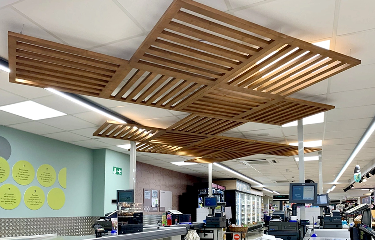Techo decorativo interior listones de madera sección zona cajas supermercado PlusFresc