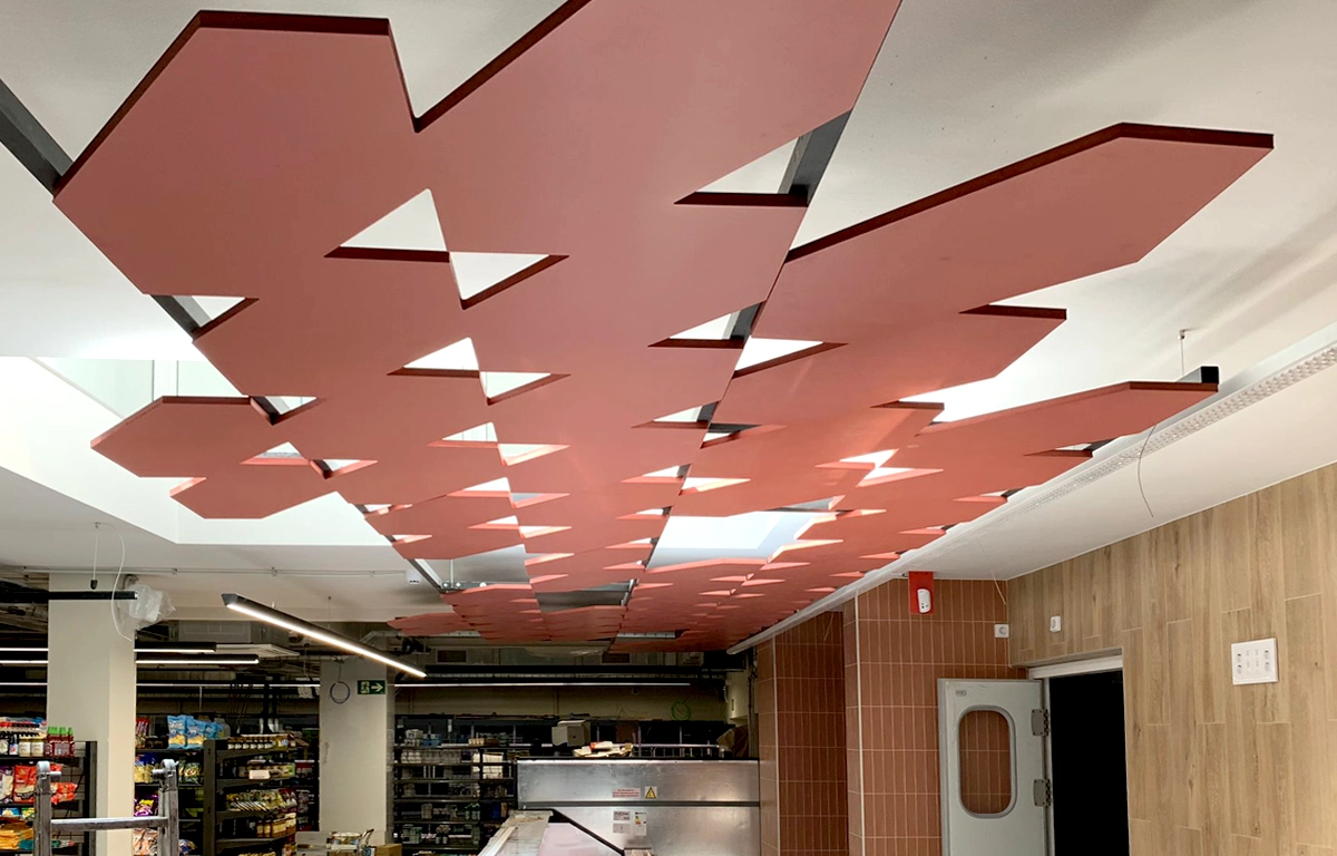 Vista techo decorativo sección Carnicería con PVC impreso y estructura de aluminio en supermercado PlusFresc