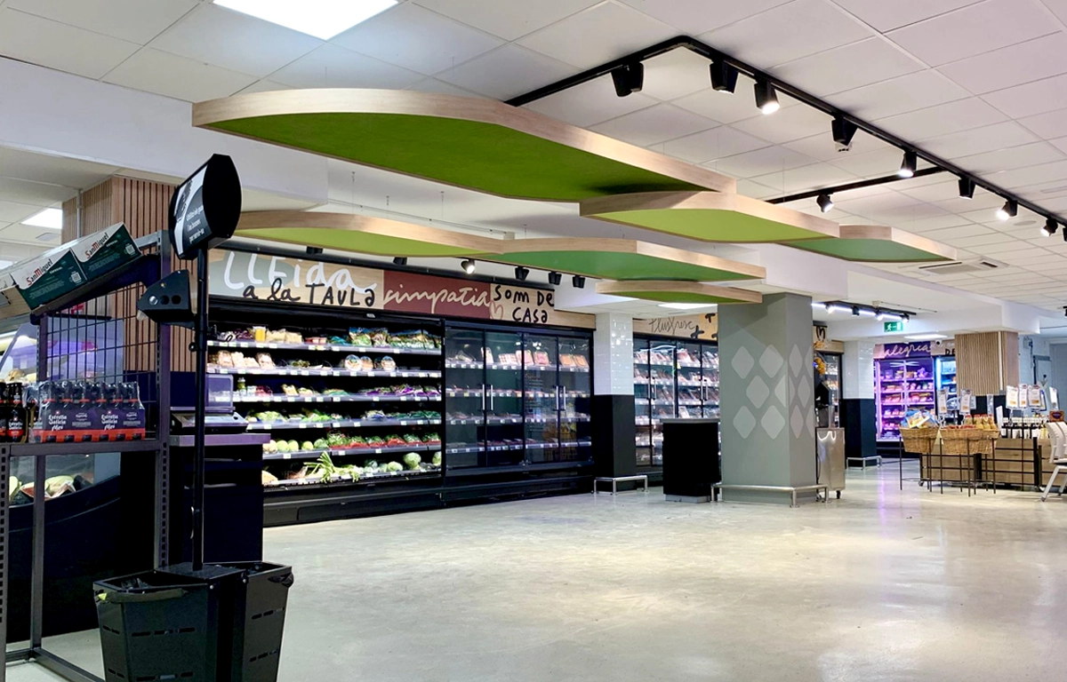 Techo decorativo interior placas forradas  y contorneadas en madera supermercado PlusFresc