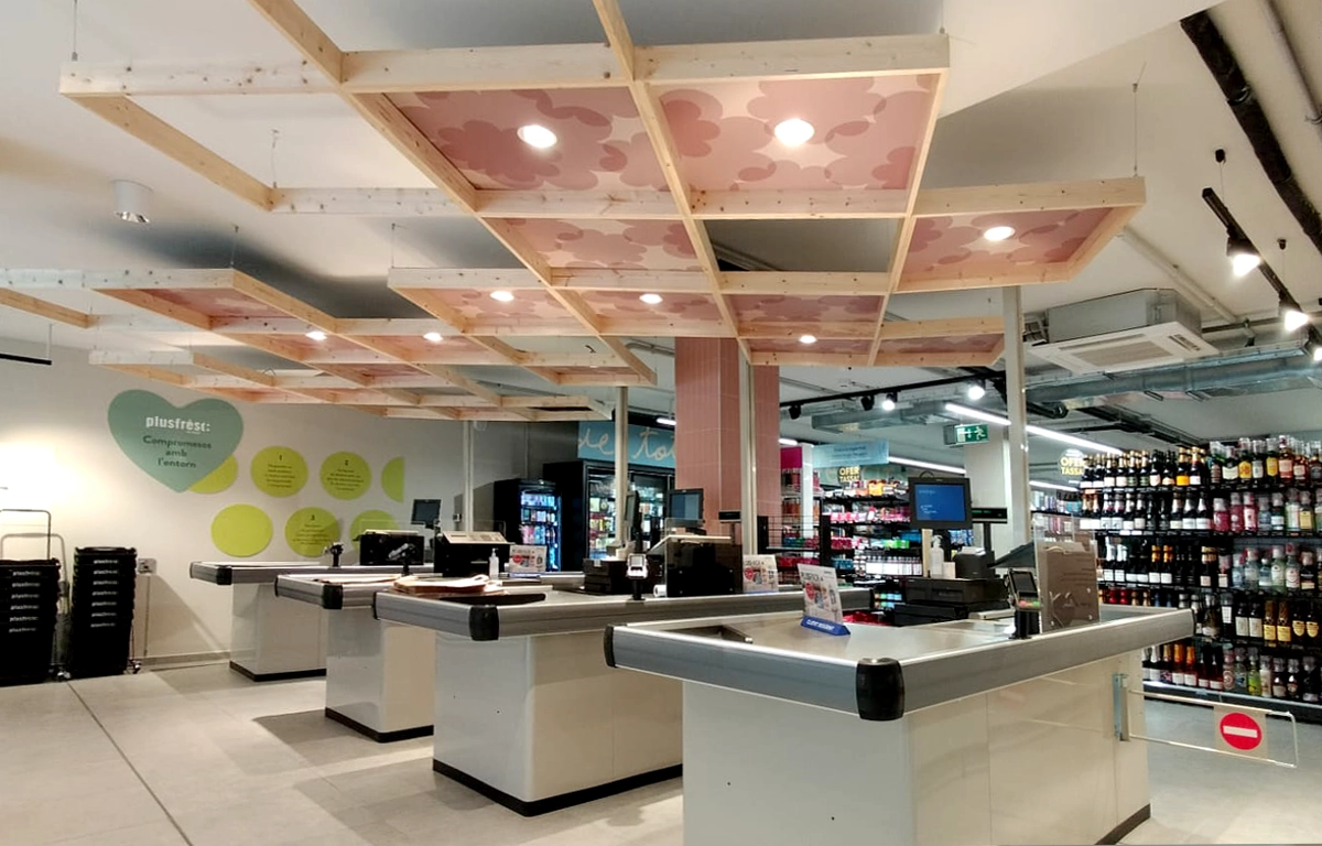 Techo decorativo interior con luz zona cajas supermercado PlusFresc