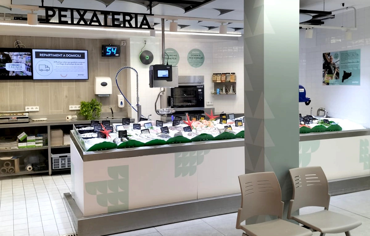 Vinilos decorativos y revestimiento columna zona Pescadería supermercado PlusFresc proyecto ESSA PUNT