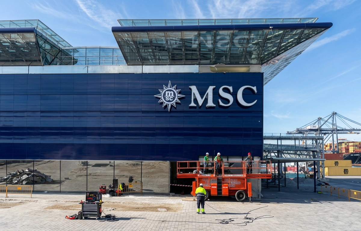 Letras corpóreas MSC en fachada de la terminal de cruceros del Puerto de Barcelona