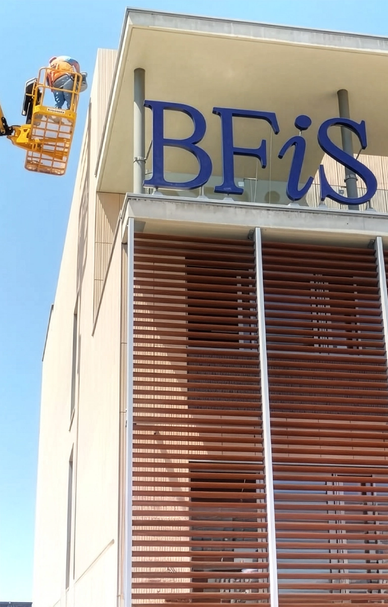 Señalización exterior de Clínica Diagonal en Barcelona con letras corpóreas en fachada