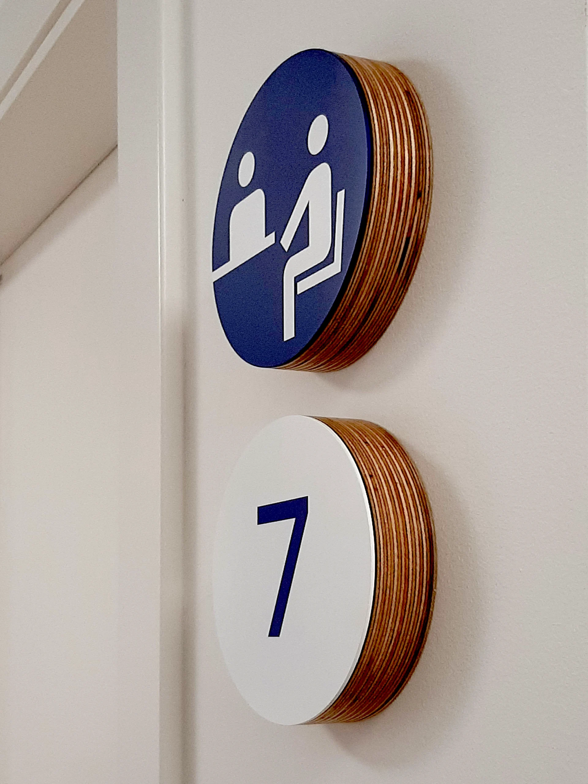 Señalización exterior de Clínica Diagonal en Barcelona con letras corpóreas en fachada