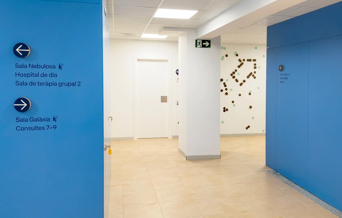 Señalización y ambientación del Hospital de Día en el CSMIJ Rubí fabricada e instalada por ESSA PUNT